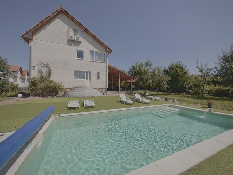 Property building, Garden, Swimming pool, sunbed