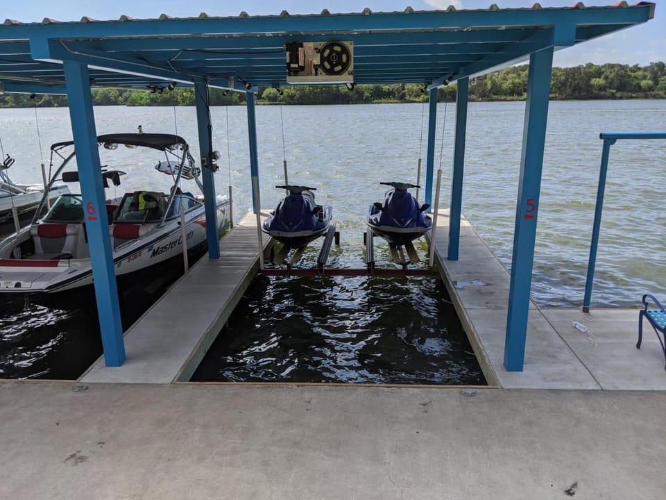 Valentine Lakeside Nature lodge in Kingsland