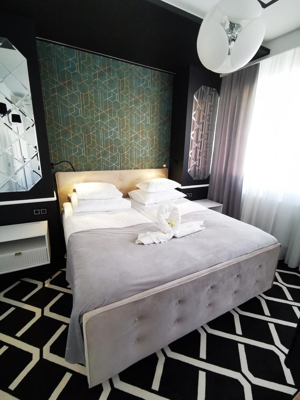 Shower, Restaurant/places to eat, Bed, Bathroom, Photo of the whole room, Bedroom, Buffet breakfast, Lunch, towels, air conditioner