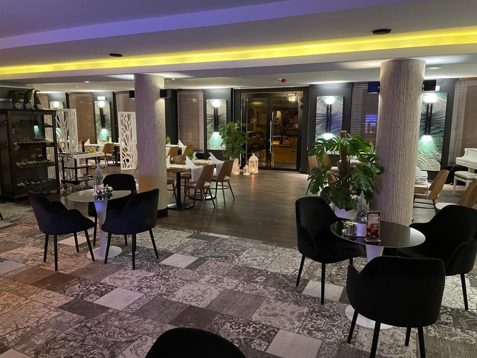 Restaurant/places to eat, Lounge or bar, Food and drinks, Drinks