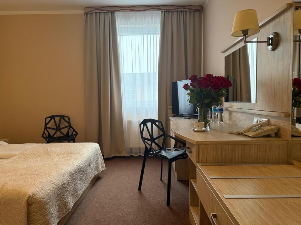 Bed, Photo of the whole room, Seating area