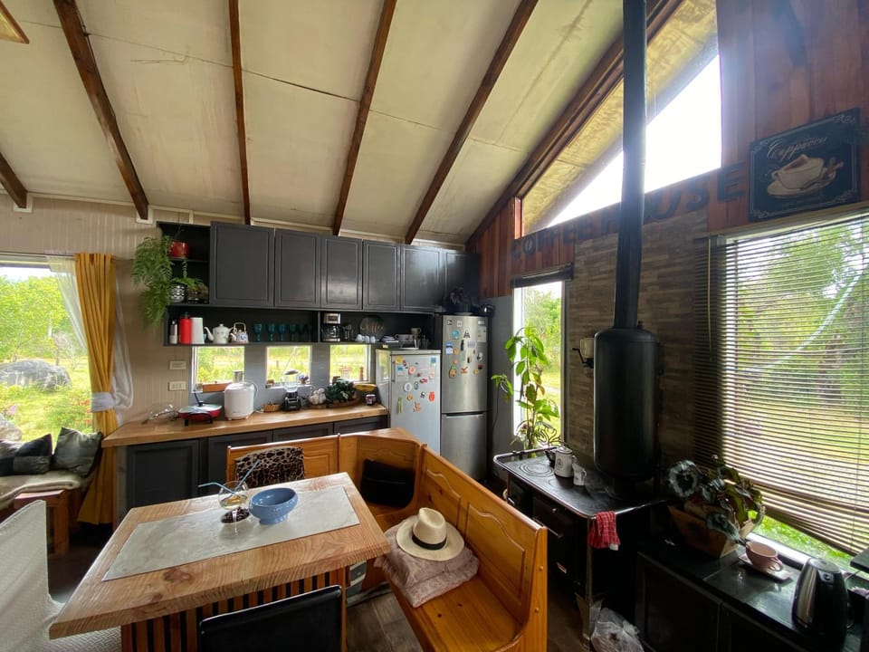 Kitchen or kitchenette, Dining area, Garden view, heating, oven, stove