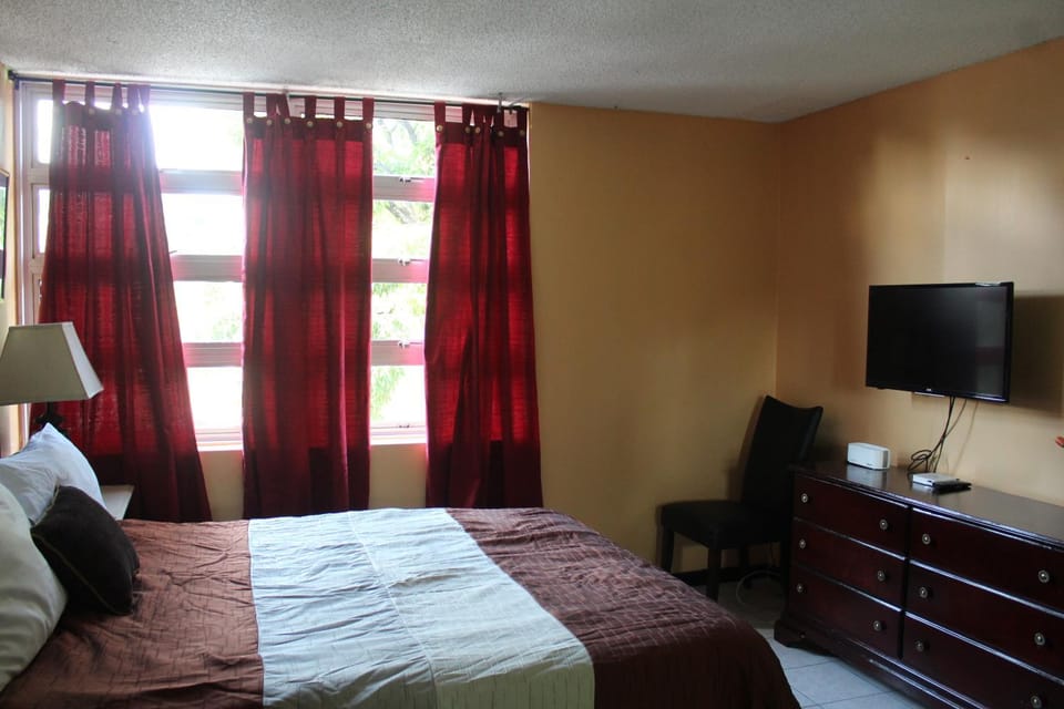 Bed, TV and multimedia, Bedroom