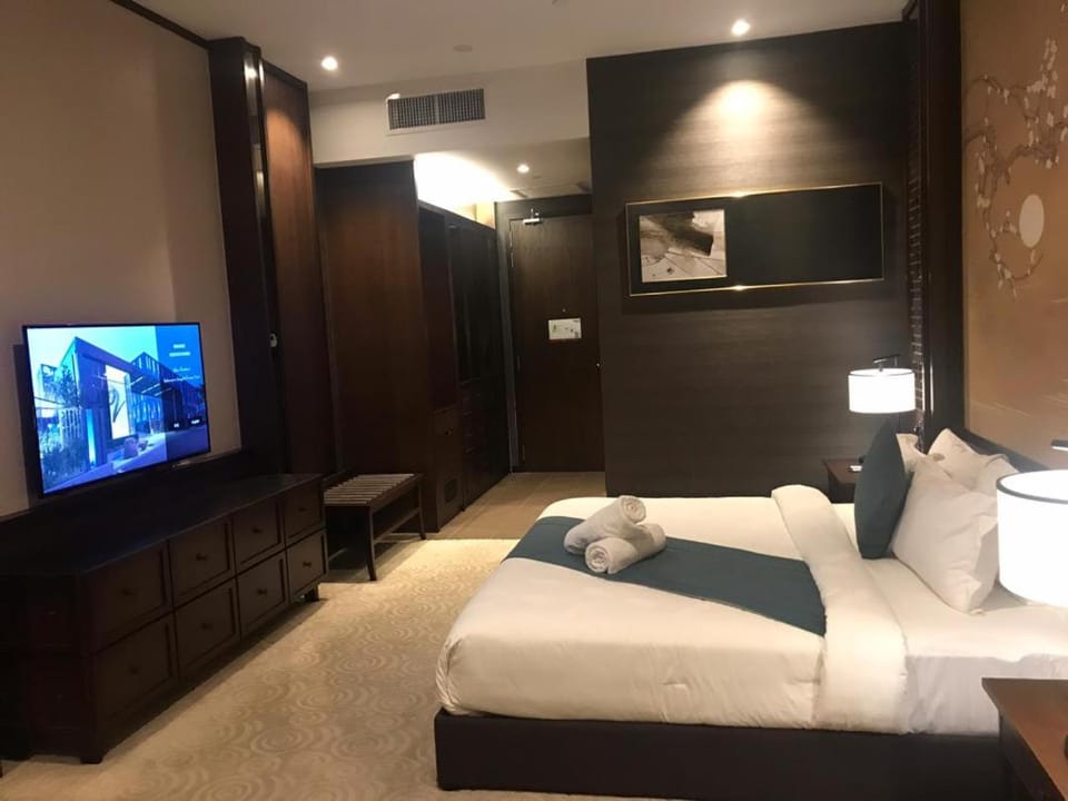 Bed, TV and multimedia, Bedroom