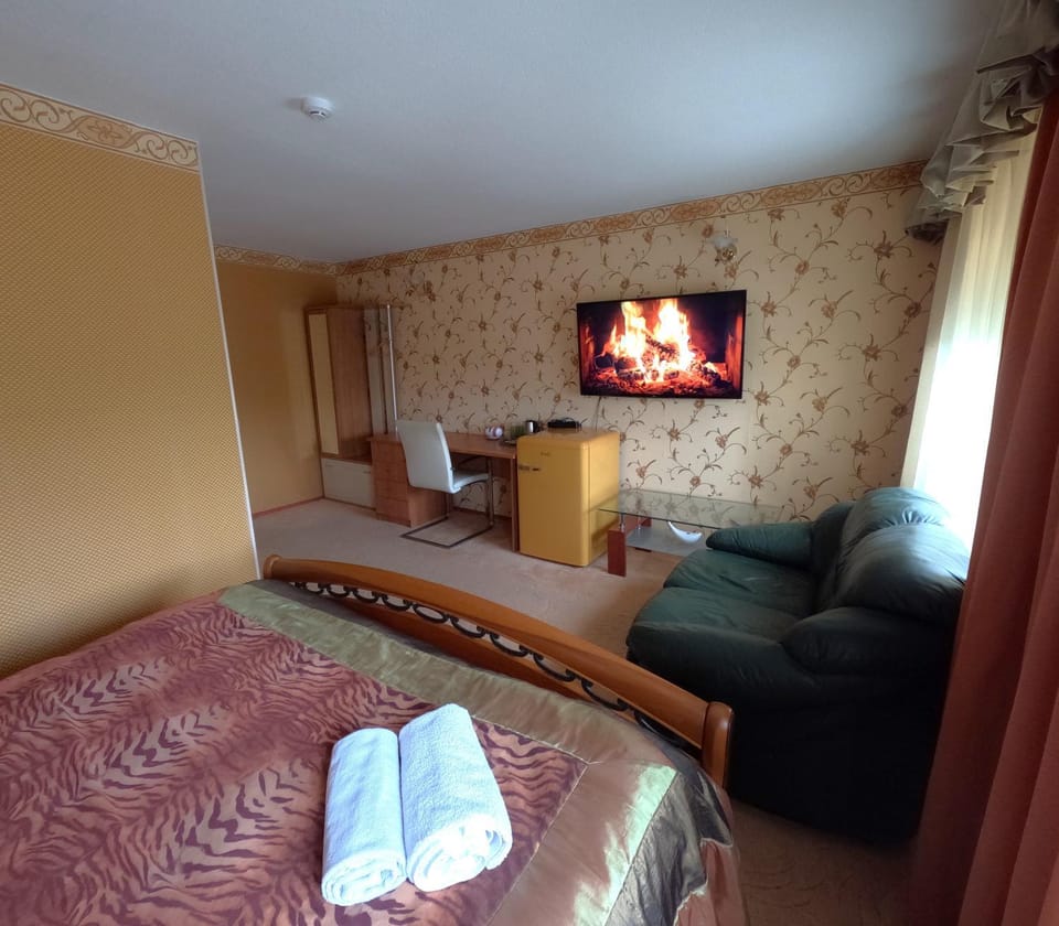 Bed, TV and multimedia, Photo of the whole room, Seating area, Bedroom, towels