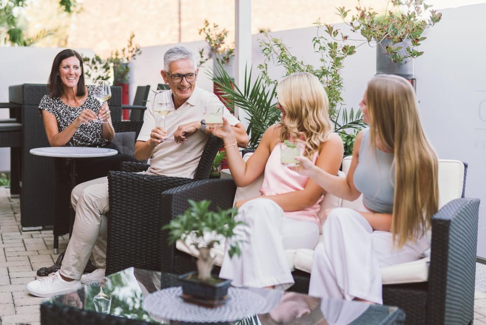 Restaurant/places to eat, group of guests, Family