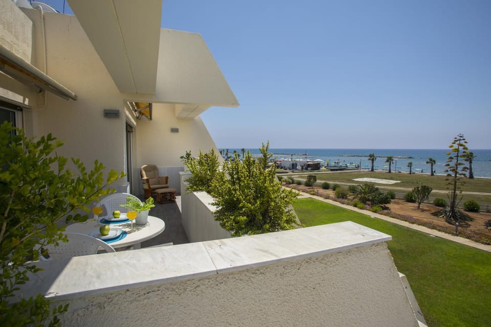 Larnaca Sunshore Beachfront Suite Apartment in Oroklini
