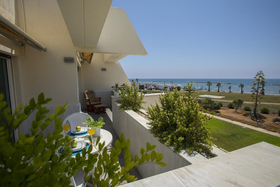 Larnaca Sunshore Beachfront Suite Apartment in Oroklini