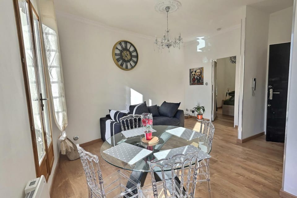 Appartement de charme avec balcon au pied des commerces Apartment in Béziers