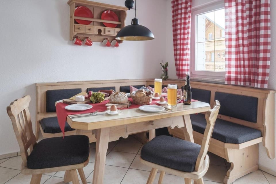 Seating area, Dining area, Food