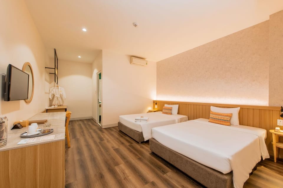 Bed, TV and multimedia, Coffee/tea facilities, Photo of the whole room, Seating area, Bedroom, hair dresser, towels, wardrobe, air conditioner