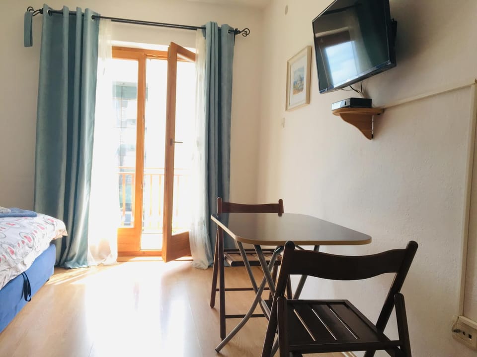 TV and multimedia, Living room, Seating area, Dining area
