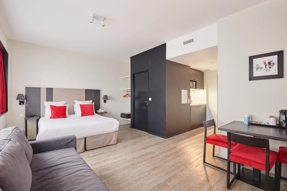 Seating area, Dining area, Bedroom