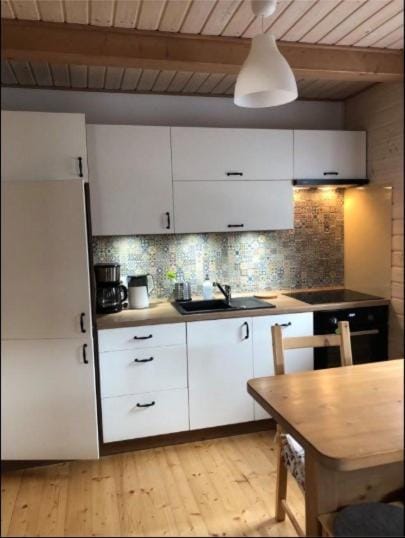 Coffee/tea facilities, Kitchen or kitchenette, dishwasher, stove, toaster, kitchen