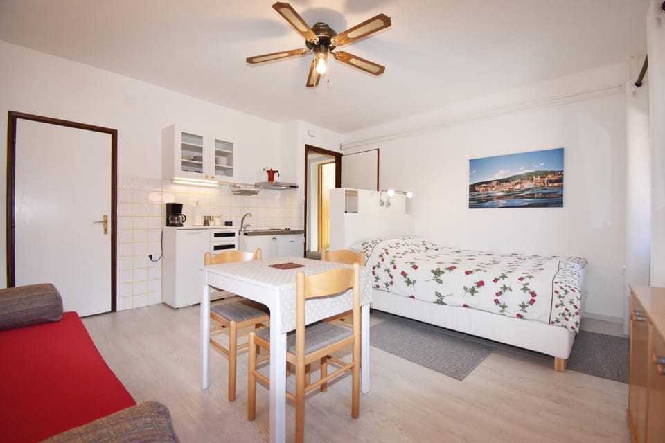 Bed, Photo of the whole room, Dining area, Bedroom