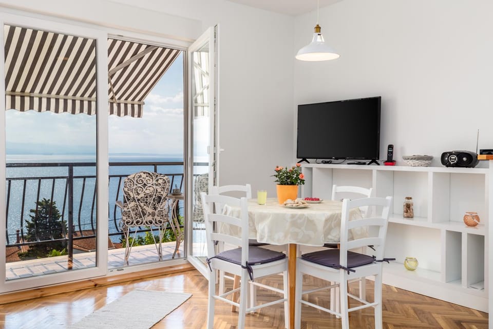TV and multimedia, View (from property/room), Balcony/Terrace, Living room, Seating area, Dining area, Sea view