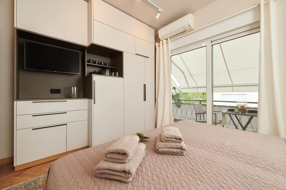 Bed, TV and multimedia, Coffee/tea facilities, View (from property/room), Balcony/Terrace, Photo of the whole room, Bedroom, towels, wardrobe
