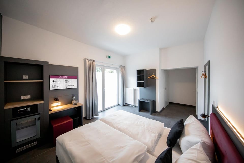 Bed, TV and multimedia, Photo of the whole room, Bedroom