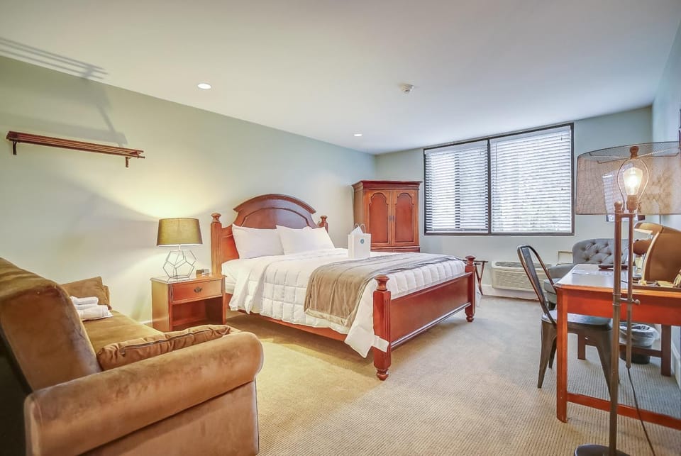 Photo of the whole room, Bedroom