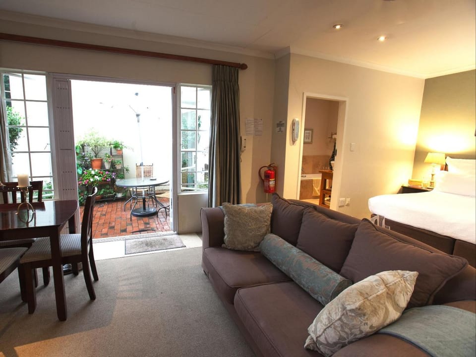 Bed, Dining area, Bedroom