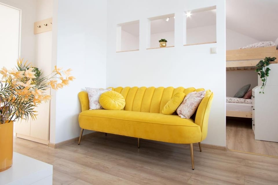 TV and multimedia, Living room, Decorative detail, Seating area, Bedroom, furniture