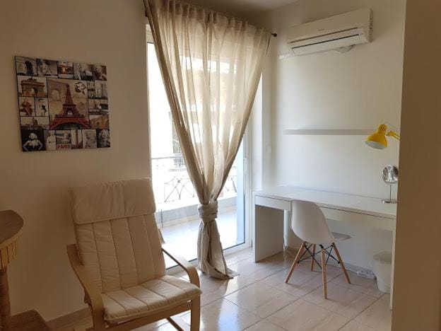 Errathens Zephyr Apartment - Athens Center, 3 BD, 1 BATH Apartment in Athens