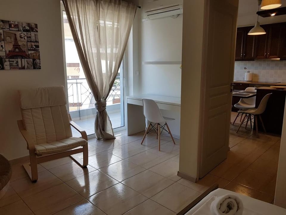 Errathens Zephyr Apartment - Athens Center, 3 BD, 1 BATH Apartment in Athens