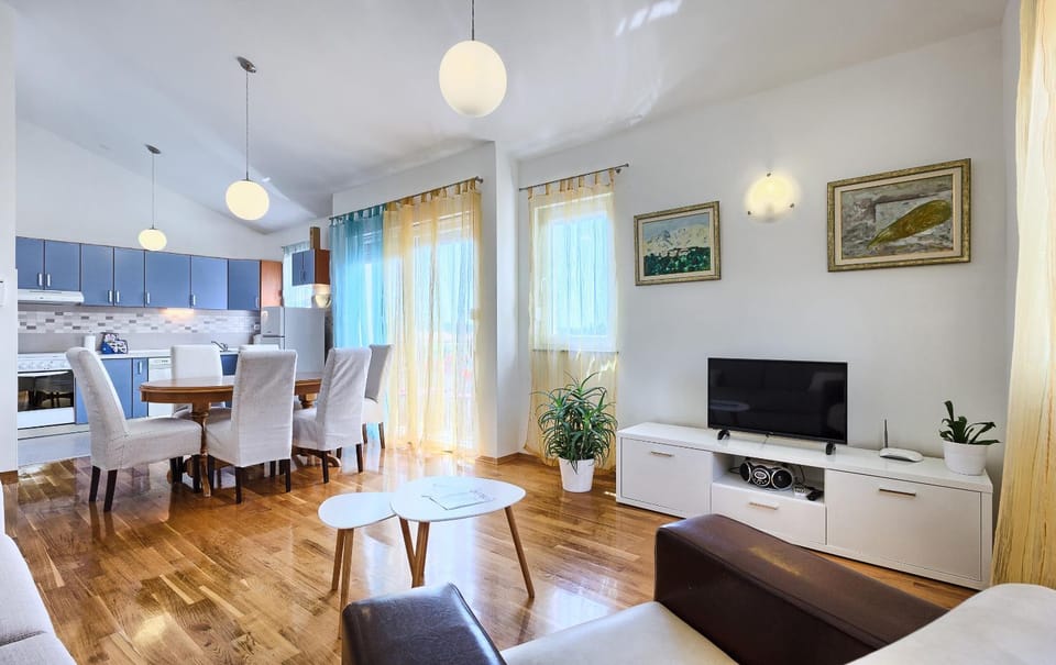 Photo of the whole room, Dining area