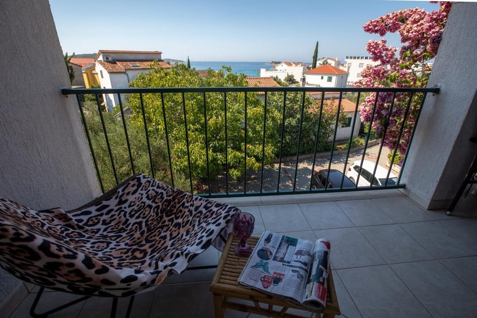 Natural landscape, Balcony/Terrace, Living room, Seating area, Sea view