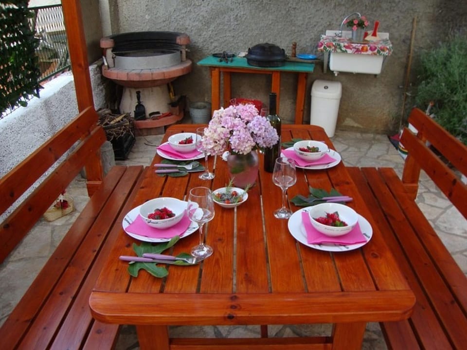 BBQ facilities, Decorative detail, Seating area