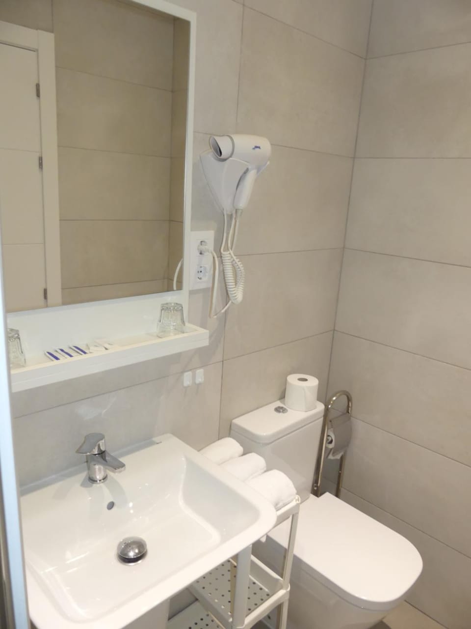 Shower, Toilet, towels