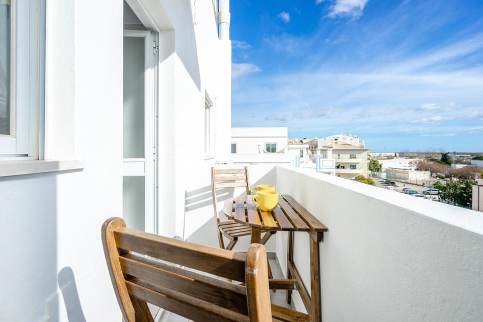 Balcony/Terrace, Seating area, Dining area, Landmark view, River view, Quiet street view