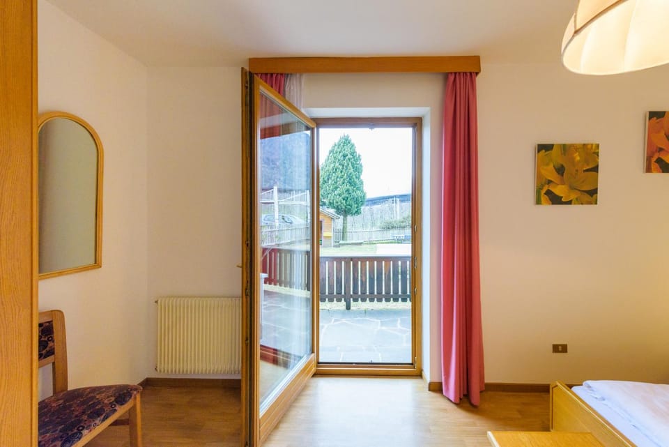 Kitchen or kitchenette, Garden view