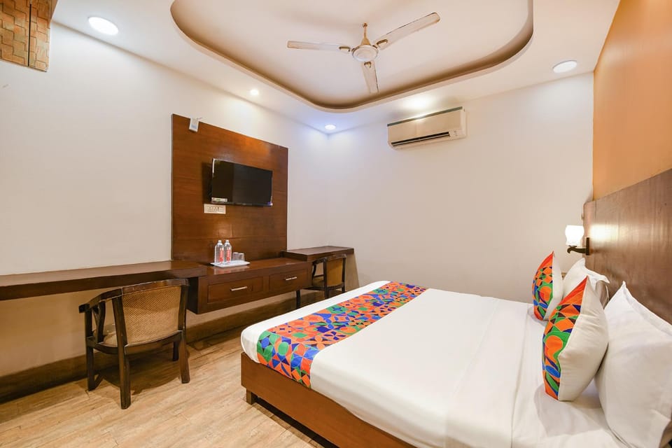 Bed, TV and multimedia, Seating area, Bedroom, air conditioner