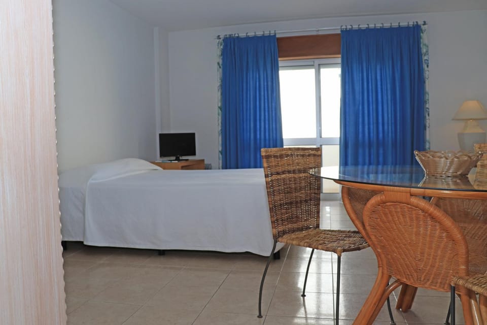 Bed, TV and multimedia, Living room, Dining area, Bedroom