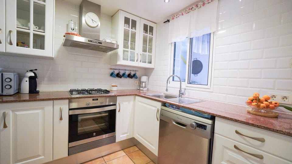 Coffee/tea facilities, Kitchen or kitchenette, dishwasher, oven, stove, toaster