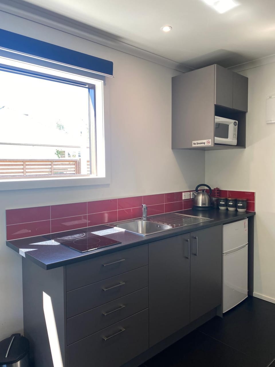 Kitchen or kitchenette, minibar