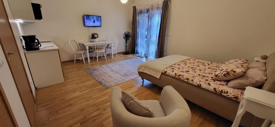 Bed, Kitchen or kitchenette