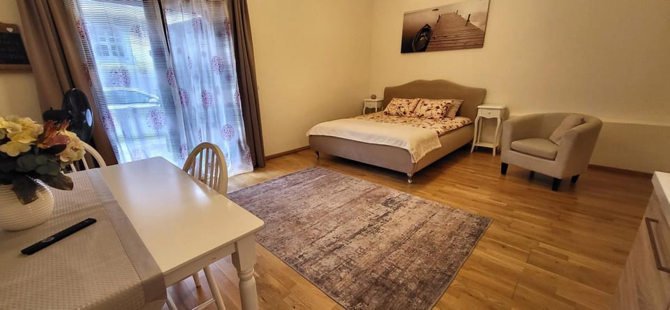 Bed, Seating area