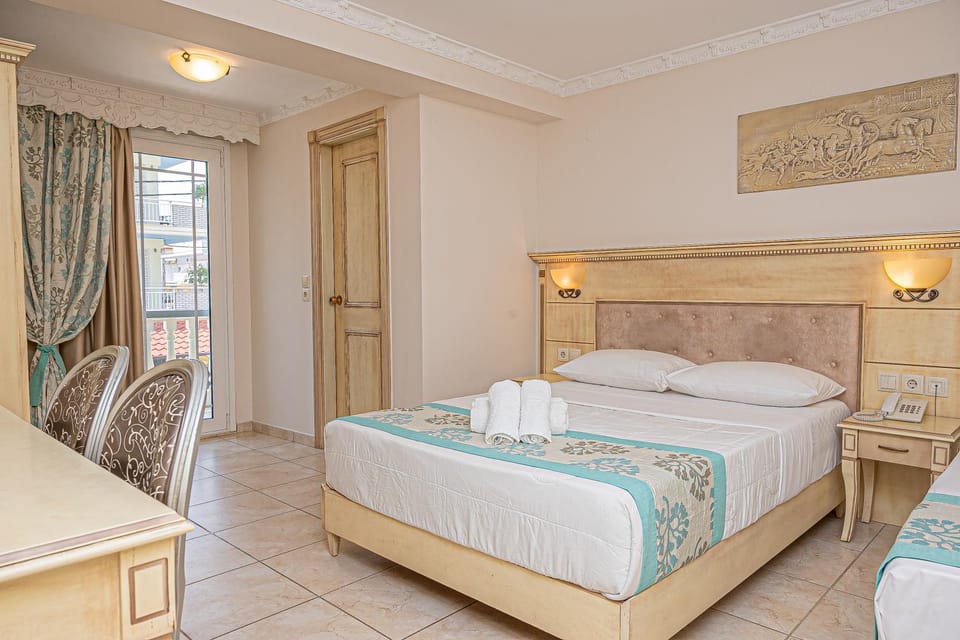 Spring, Bed, Summer, TV and multimedia, View (from property/room), Photo of the whole room, Decorative detail, Bedroom, Seasons, towels, air conditioner