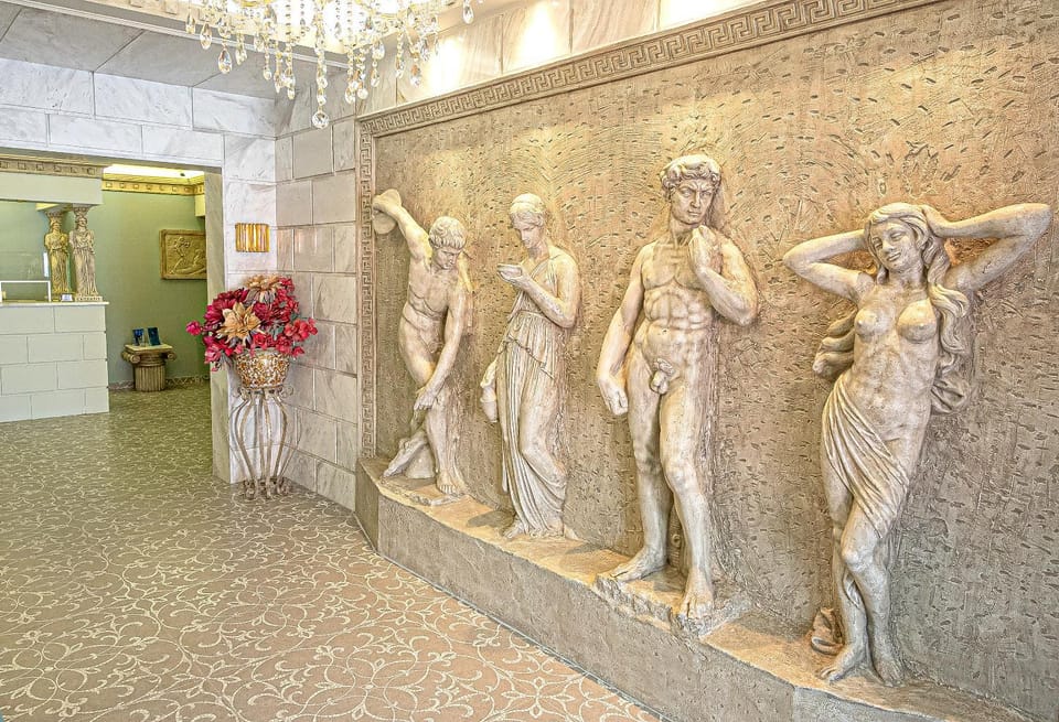 Property building, Lobby or reception, Decorative detail, Seating area, Seasons, Sunrise, Sunset