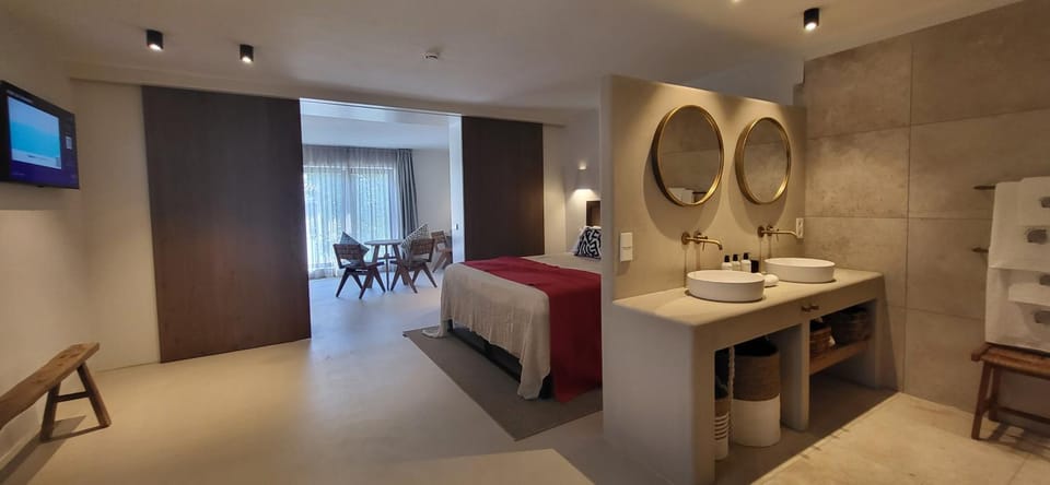 Bed, TV and multimedia, Living room, Photo of the whole room, Bedroom, hair dresser, towels