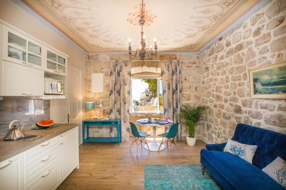 Kitchen or kitchenette, Seating area, Dining area