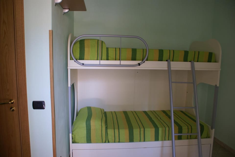 Bedroom, bunk bed