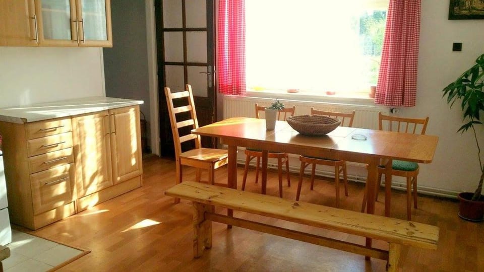 Kitchen or kitchenette, Seating area, Dining area