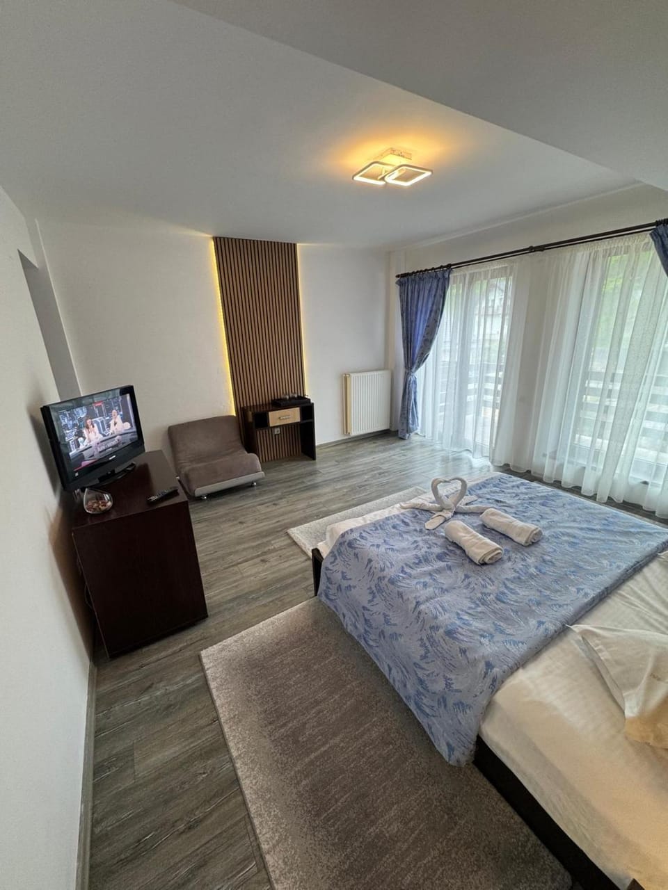 Bed, TV and multimedia, Bedroom