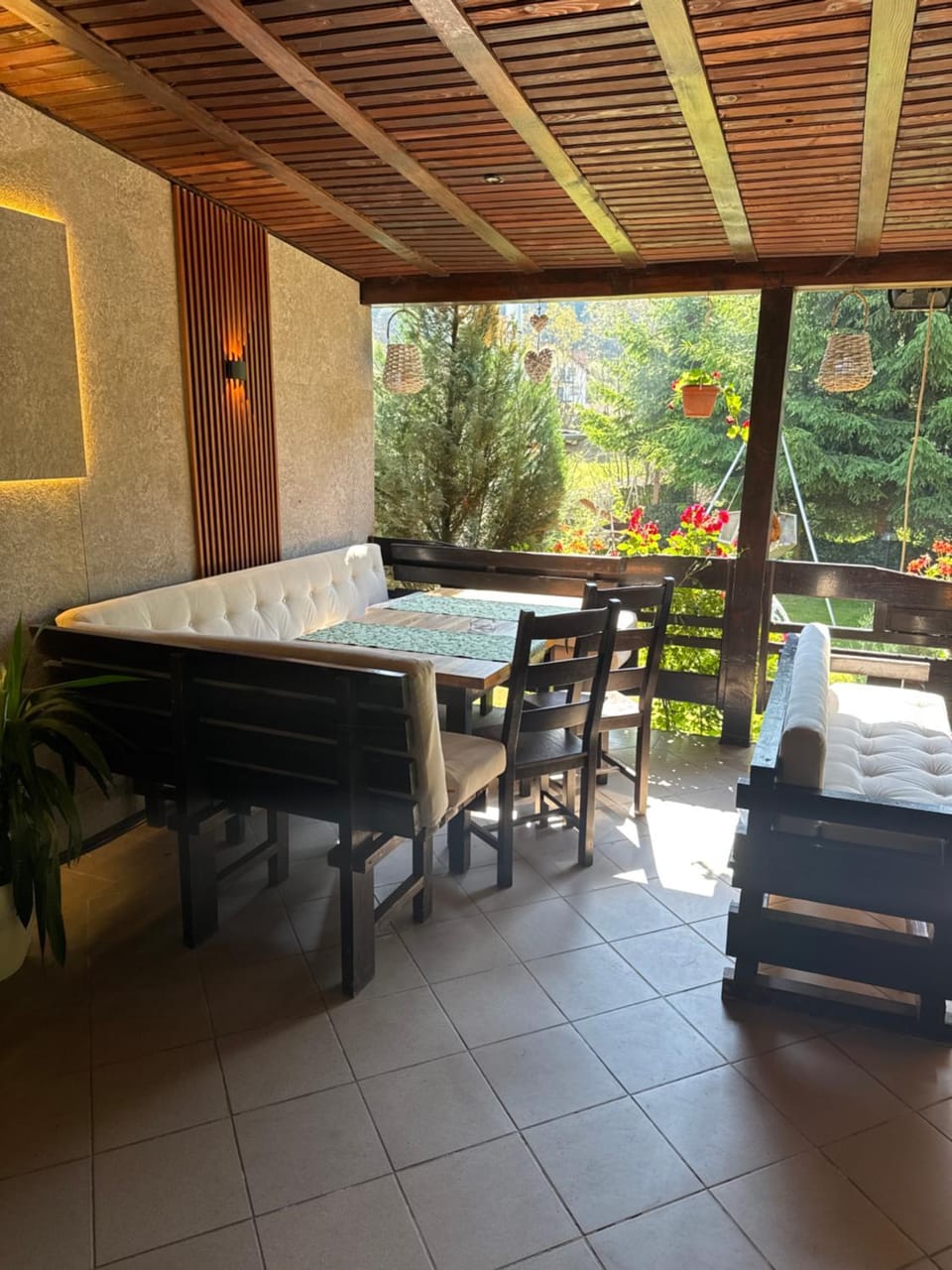 Seating area, Dining area