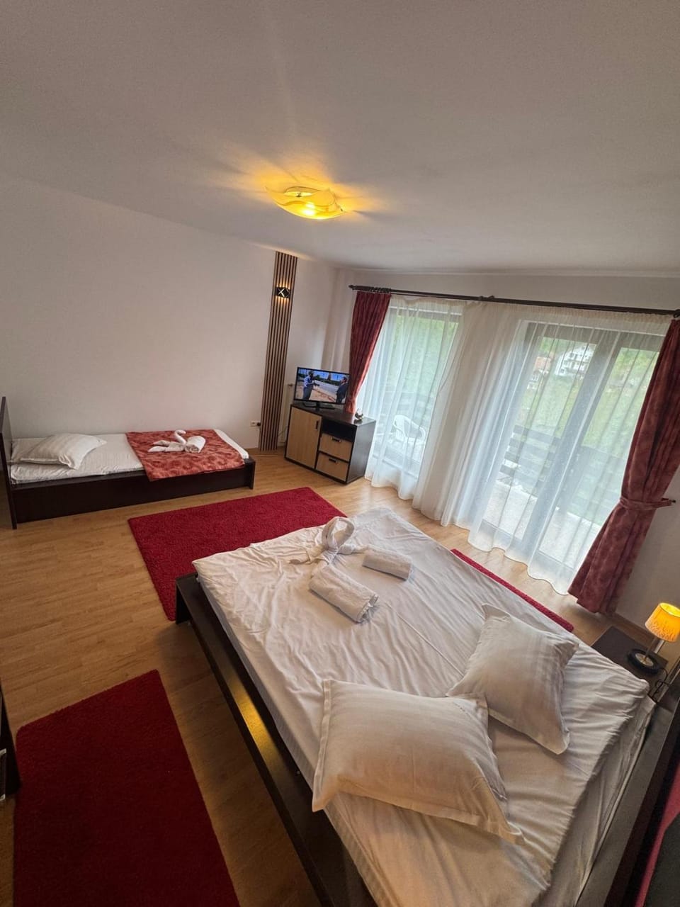 Bed, TV and multimedia, Bedroom