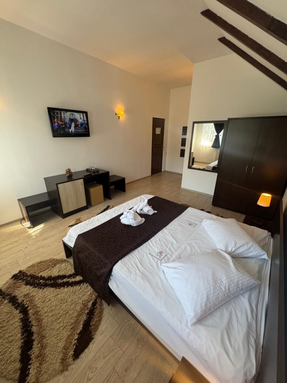 Bed, TV and multimedia, Bedroom