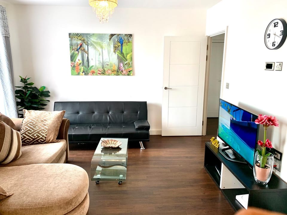 2 Bedroom Apartment in Stratford Olympic Park near Westfield with Balcony Parking and Velodrome View Apartment in London